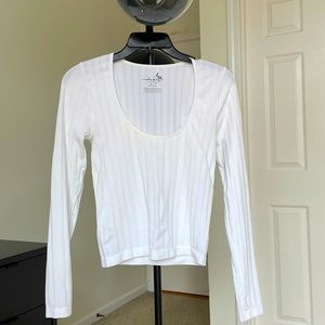 Free people - cropped white long sleeve w textured stripe pattern - US XS/S
